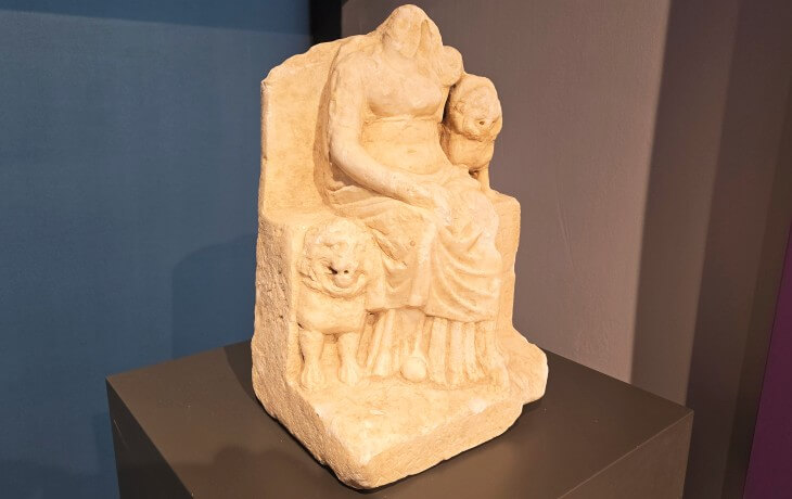 İznik Müzesi’nde sergilenen, taht üzerinde oturan ve yanında aslanlarıyla betimlenmiş Roma dönemi Kybele heykelinin detaylı görünümü.